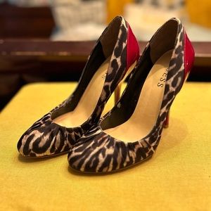 ⚠️🎁3 for $35🎁⚠️ Guess animal print with a gorgeous red heel size 5 1/2